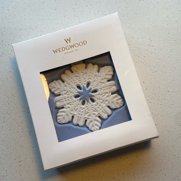 Wedgwood 2014 Christmas Snowflake Ornament. - Picture 1 of 11